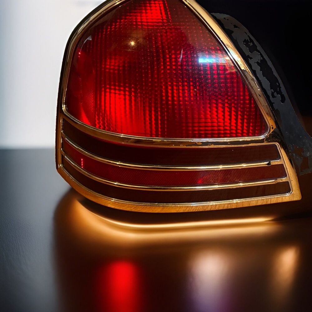 From A 2005 Mercury Grand Marquis Drivers Tail Light Assembly